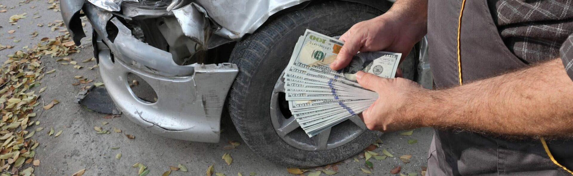 Inspection de voiture endommagée, mains masculines tenant de l'argent, billets en dollars, agent ou travailleur d'assurance, mécanicien