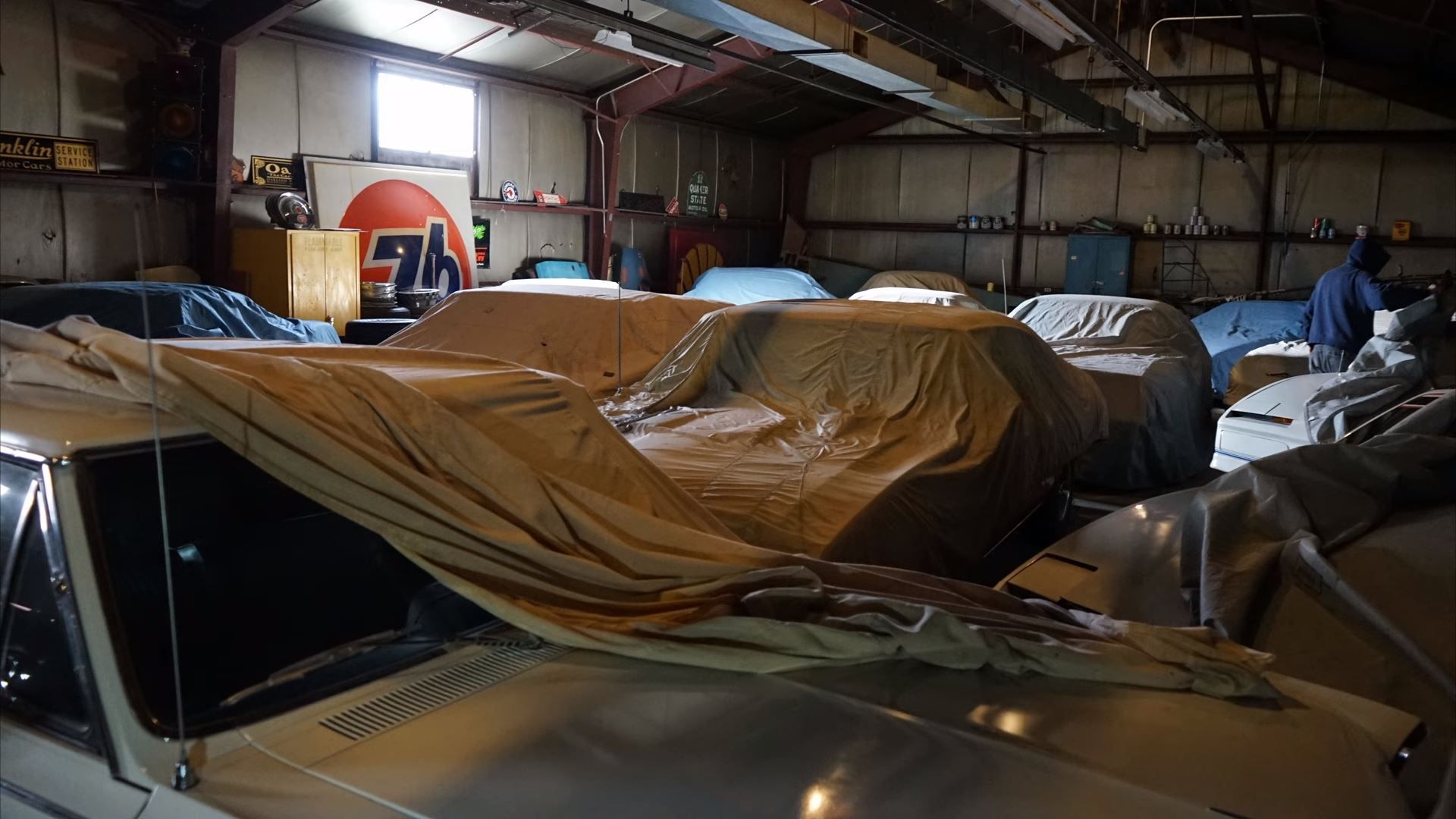 Un archéologue automobile découvre de rares muscle cars Pontiac préservées dans un ancien entrepôt
