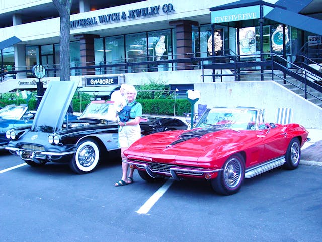 GW Jill et Sparti avec une Corvette 1967 à Dream Cruise