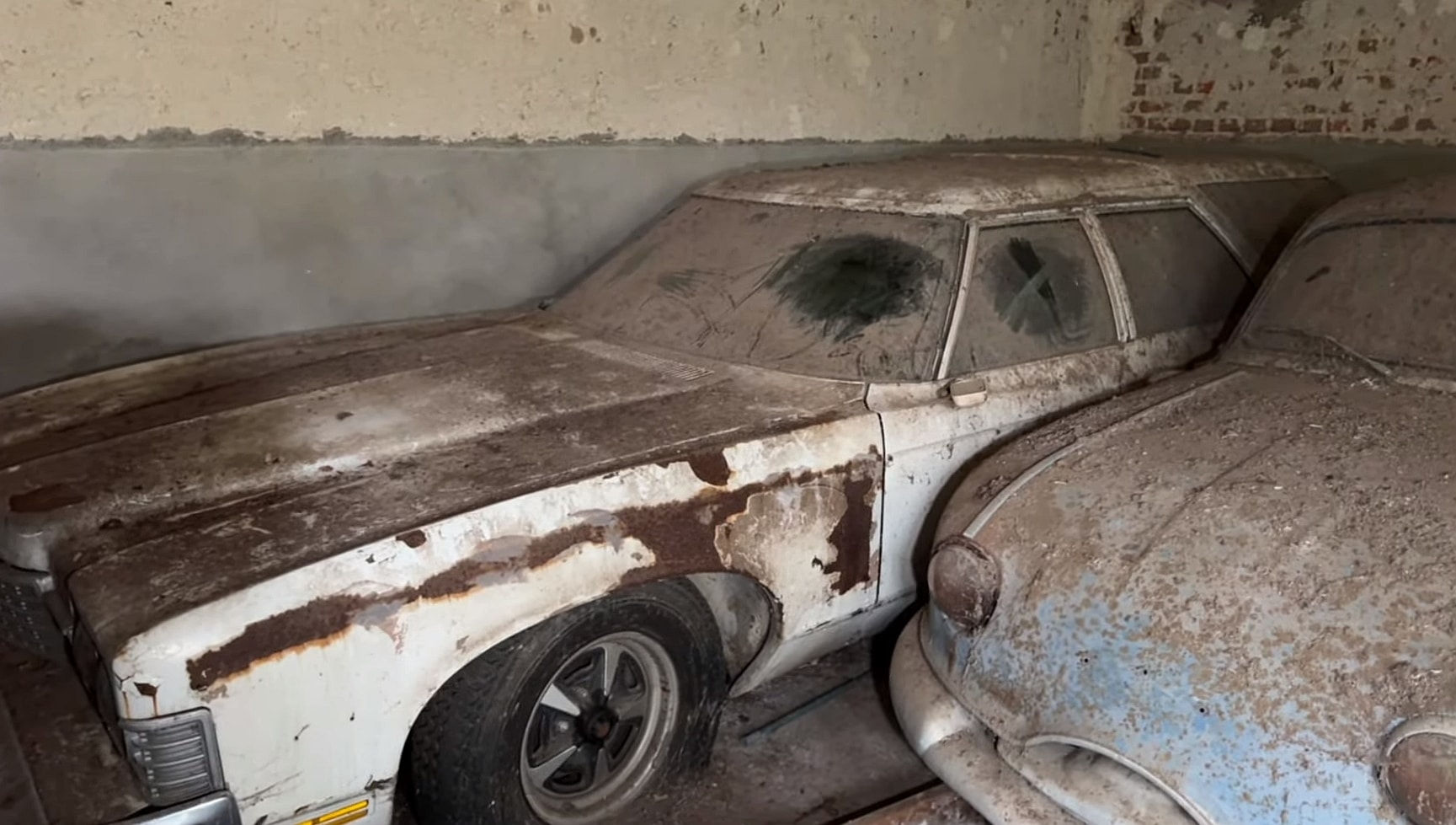 Une propriété abandonnée et mystérieuse cache une grande réserve de voitures classiques